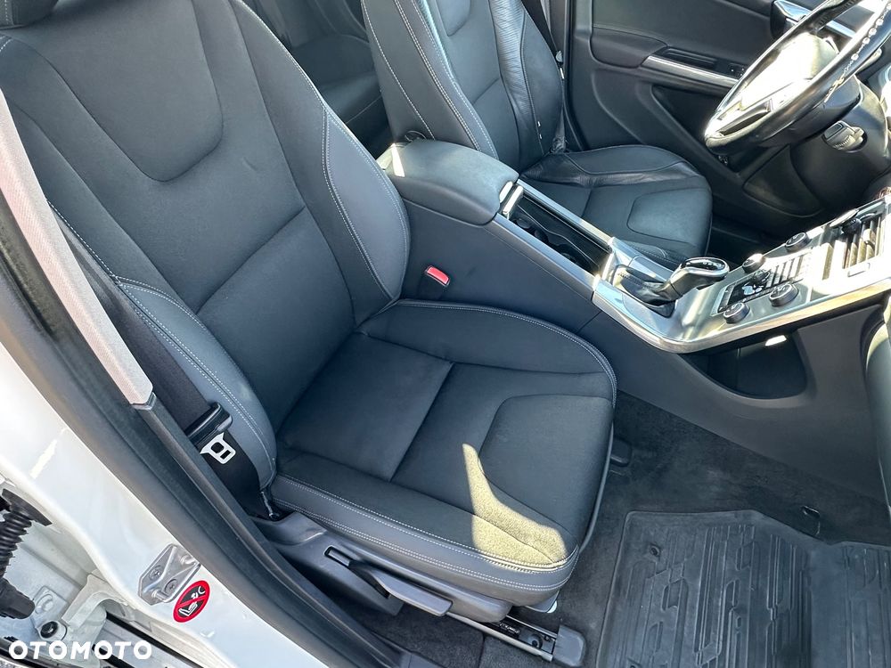 Volvo S60 D5 AWD Momentum - 30