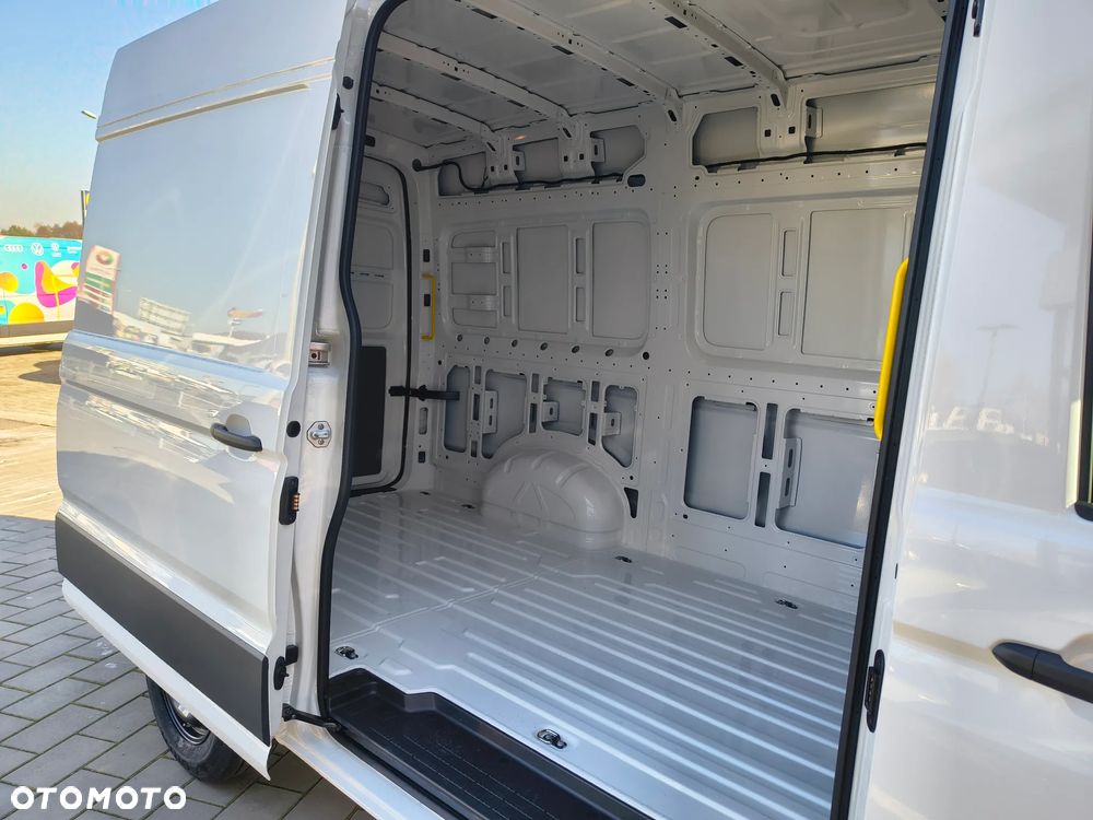 Volkswagen Crafter 35 2.0 TDI L3H3 177 KM AUTOMAT - 11