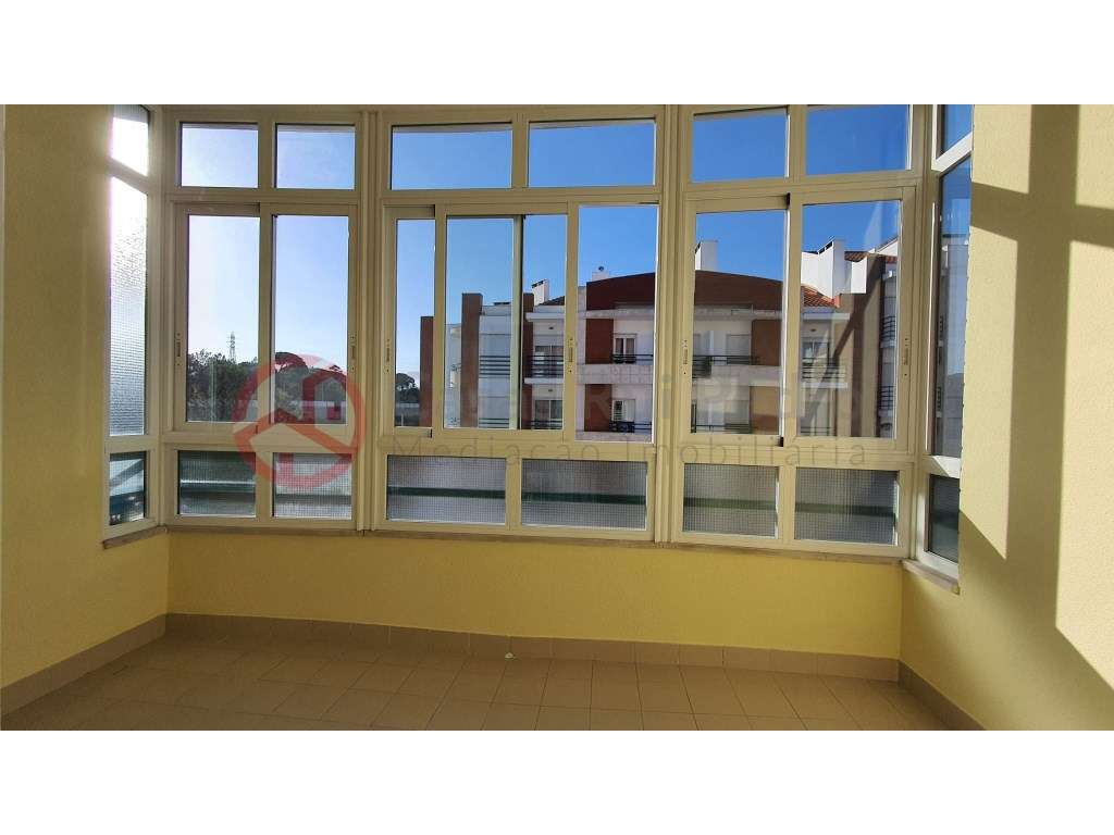 T2 Luminoso com Elevador, Box e Arrecadação | Vale Flores, Almada - Grande imagem: 5/22
