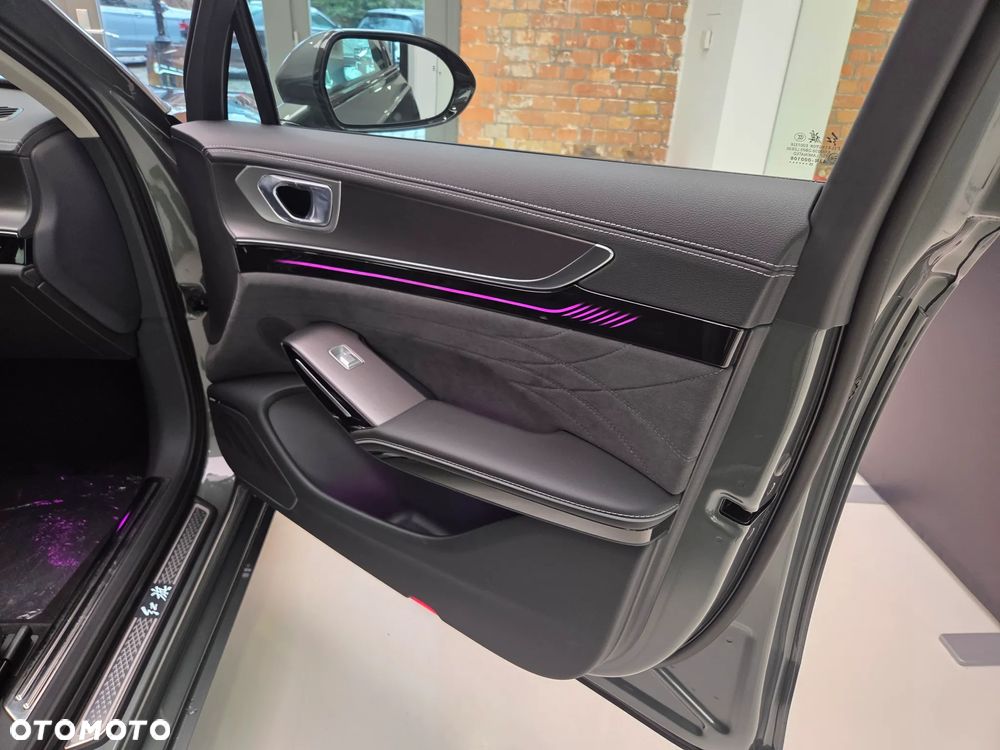 Hongqi H9 2.0T Deluxe - 25