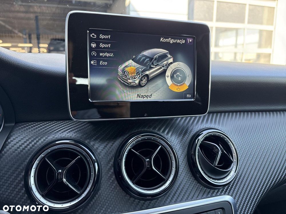 Mercedes-Benz GLA 180 7G-DCT - 23