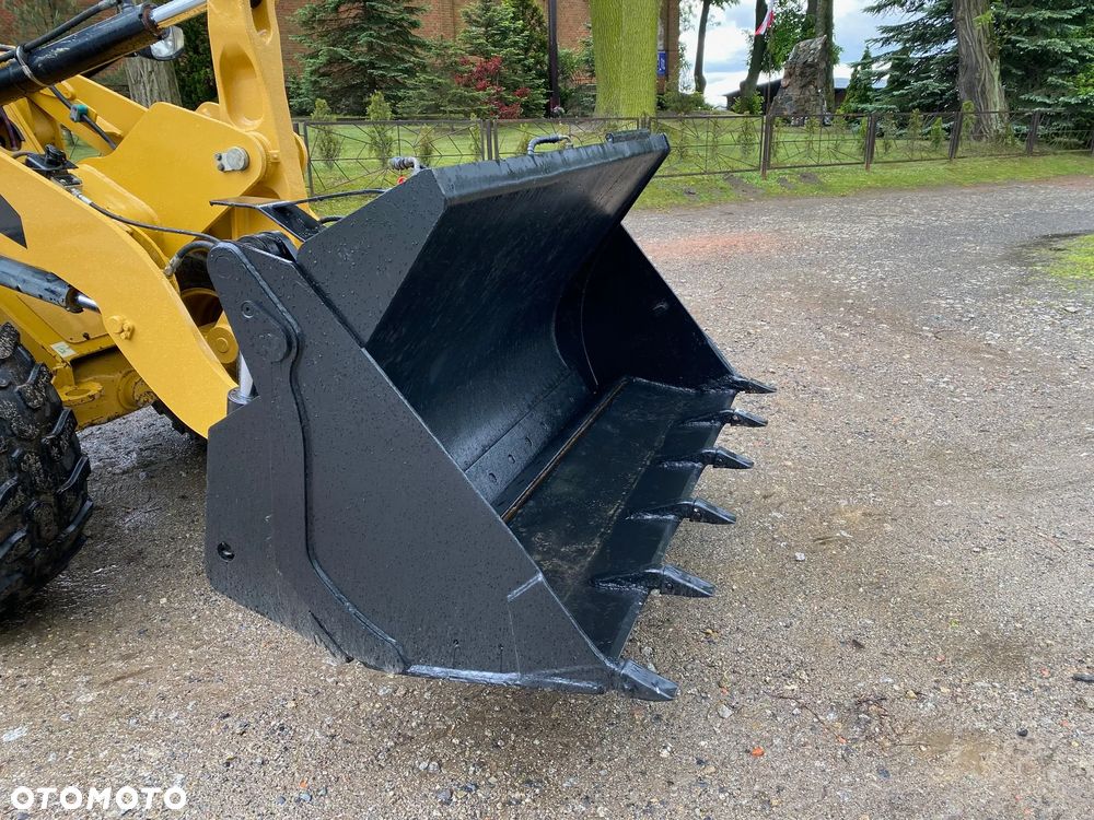 Caterpillar CAT 907H2, 2014 ROK, 6000 MTH, ŁYŻKA OTWIERANA + WIDŁY, z NIEMIEC, SUPER STAN, - 26