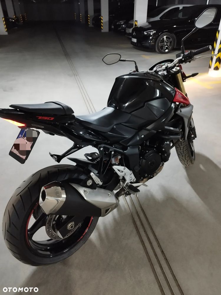 Suzuki GSR - 14