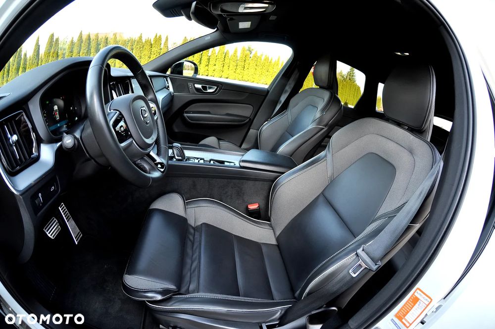 Volvo XC 60 B4 D AWD Plus Dark - 20