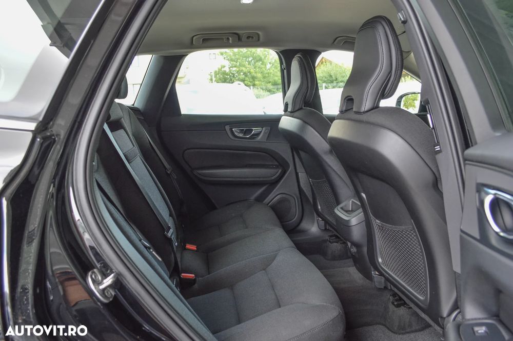 Volvo XC 60 B4 MHEV AT AWD Plus Dark - 15