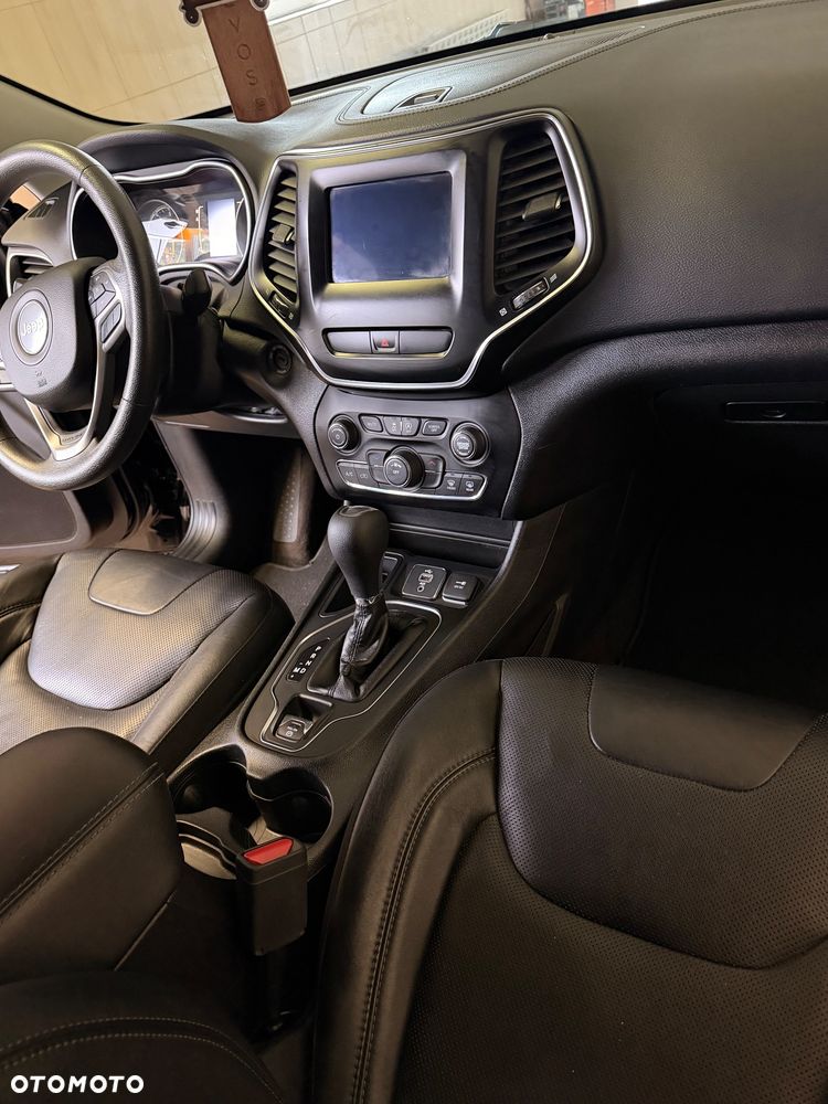 Jeep Cherokee - 24