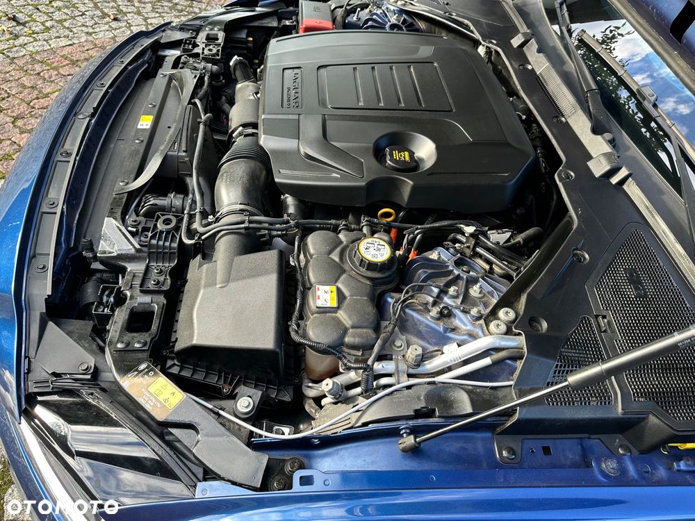 Jaguar XE 2.0 P300 AWD R-Dynamic HSE - 8