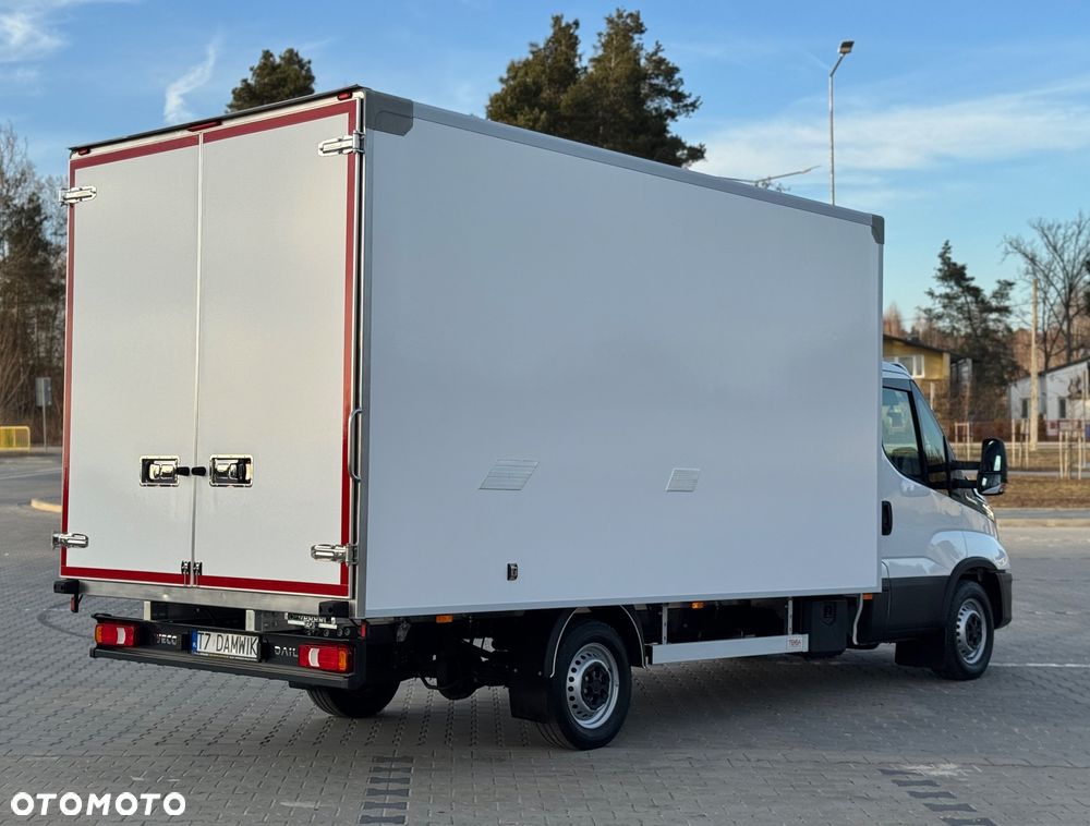 Iveco Daily 2022r‼️35S18‼️ 3.0 HI-MATIC Kontener 9 Palet Niski przebieg ‼️TEMPOMAT Aktywny Full LED Salon Polska Poduszki Pneumatyczne 4.50x2.20x2.20 z tyłu drzwi NAVI 3.5T Bogata Wersja Lekka zabudowa - 8