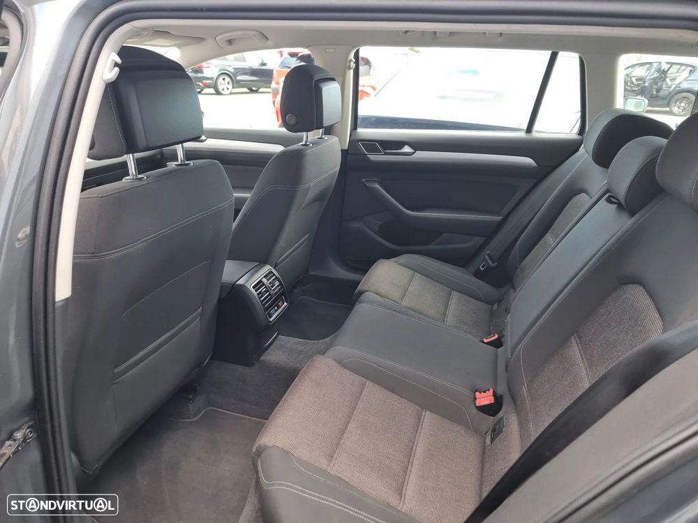 VW Passat Variant 2.0 TDi Confortline - 21
