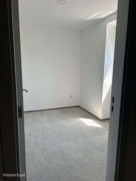 Moradia T2+1 completamente renovada - Grande imagem: 4/6