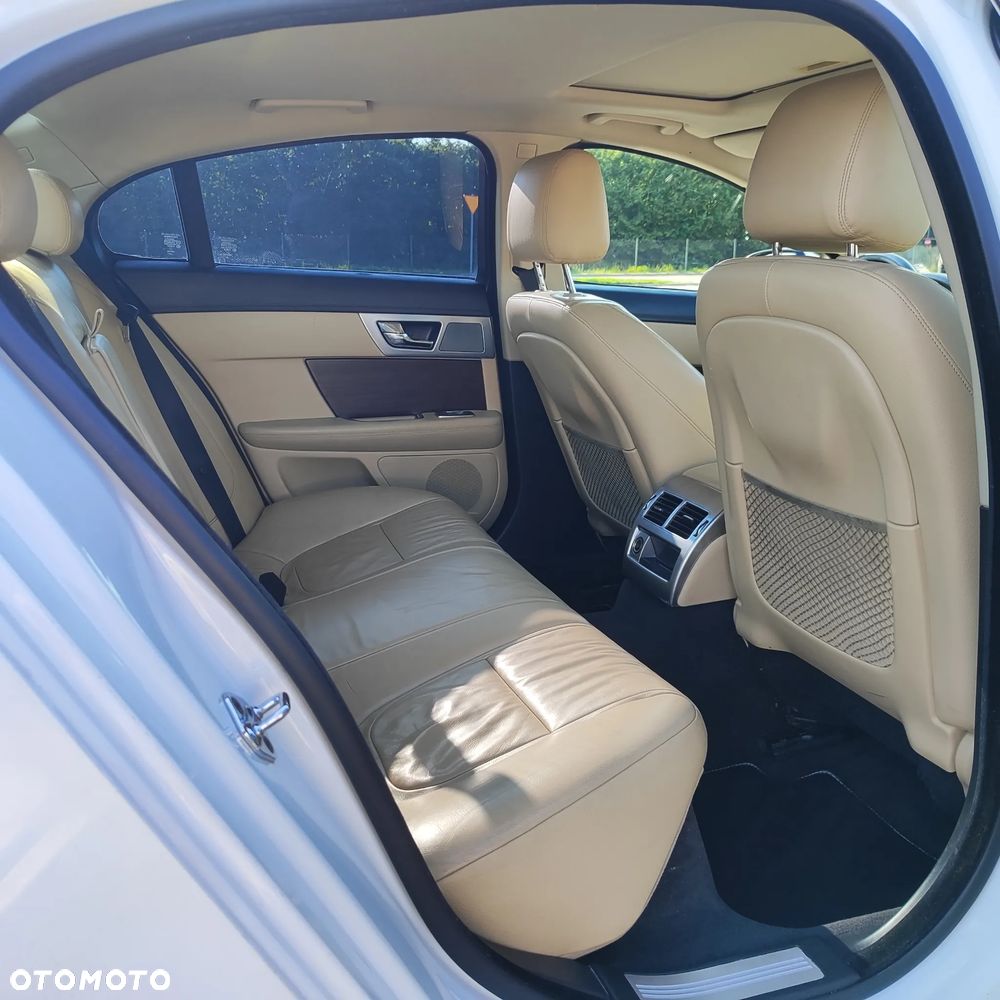 Jaguar XF 2.0 T Classic - 10