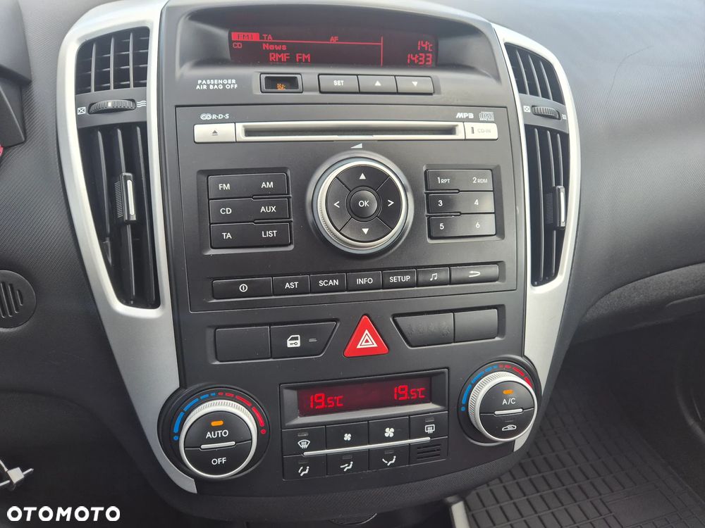 Kia Ceed 1.6 CRDi 90 Vision - 17