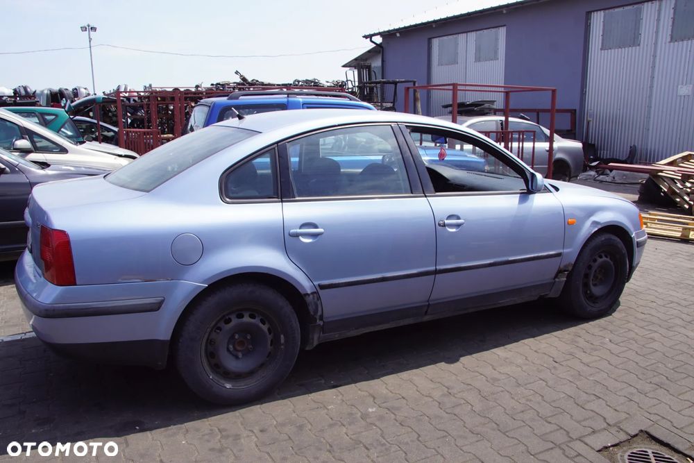 Auto na części - Volkswagen Passat B5 1.8 20V 125 KM ADR DHZ LL5Y 1997R Silnik Skrzynia Drzwi Maska Błotnik Zderzak Klapa Lampa Lusterko Klamka Szyba Deska Kokpit Sterownik Moduł Czujnik Licznik Panel Kierownica - 7