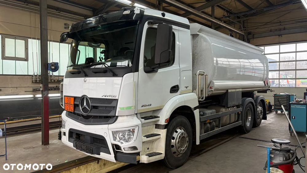 Mercedes-Benz 2543 - 1