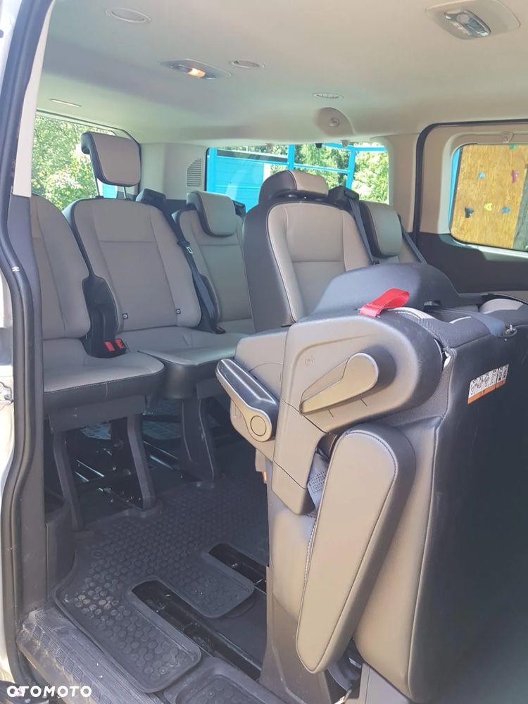 Ford Tourneo Custom - 32