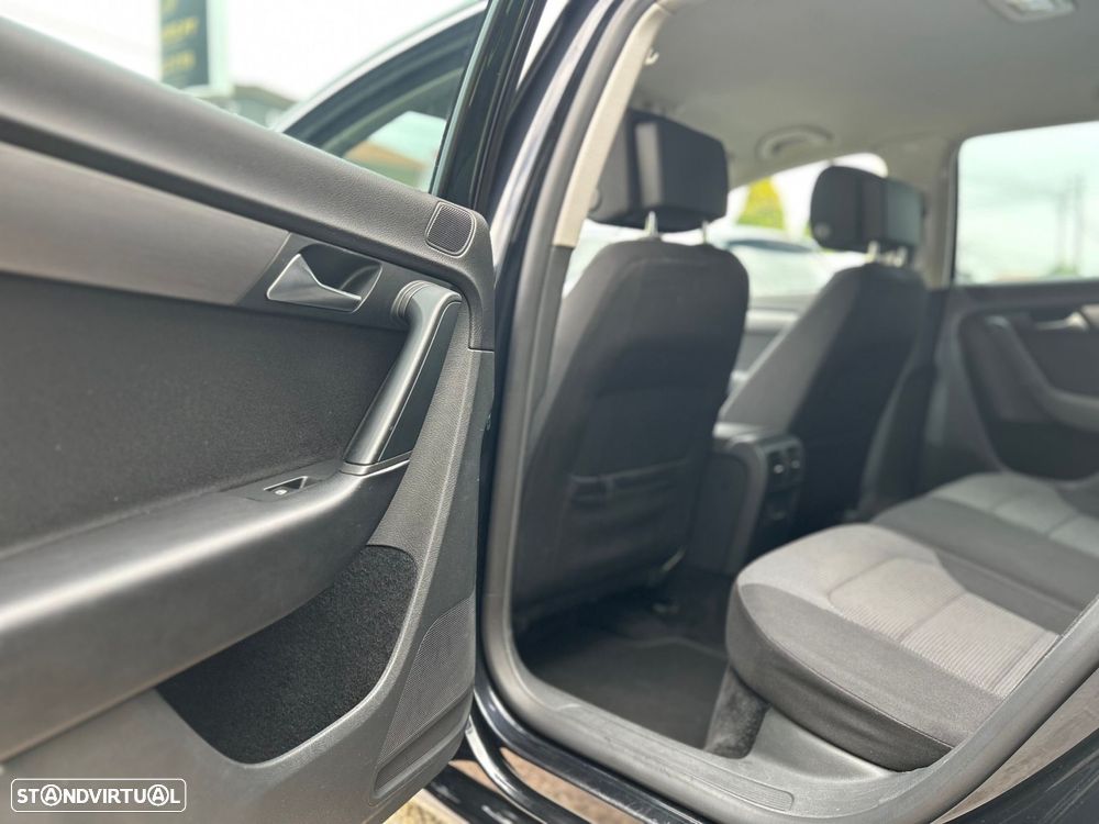 VW Passat Variant 1.6 TDI Confortline Navig - 16