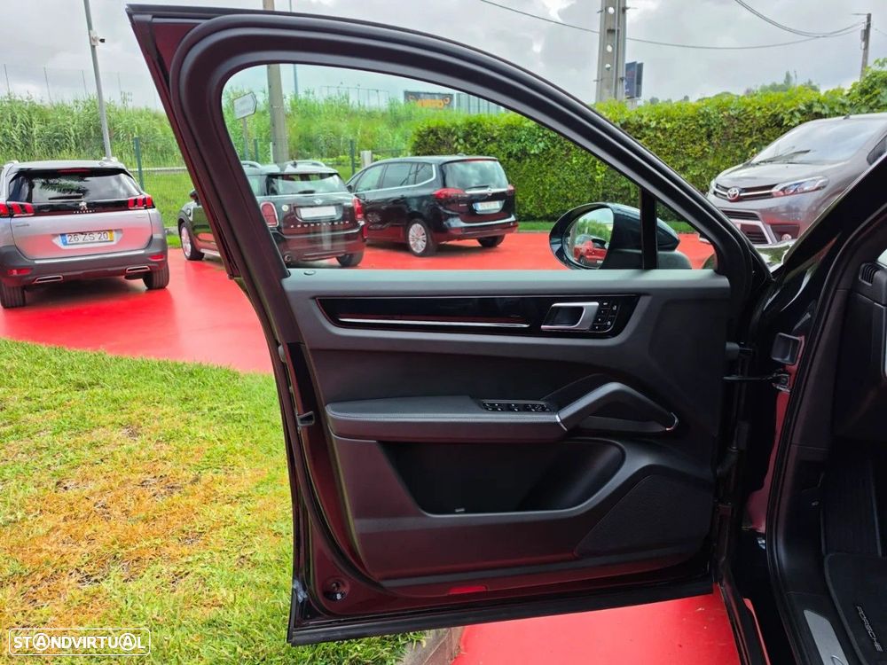 Porsche Cayenne Coupé E-Hybrid - 8