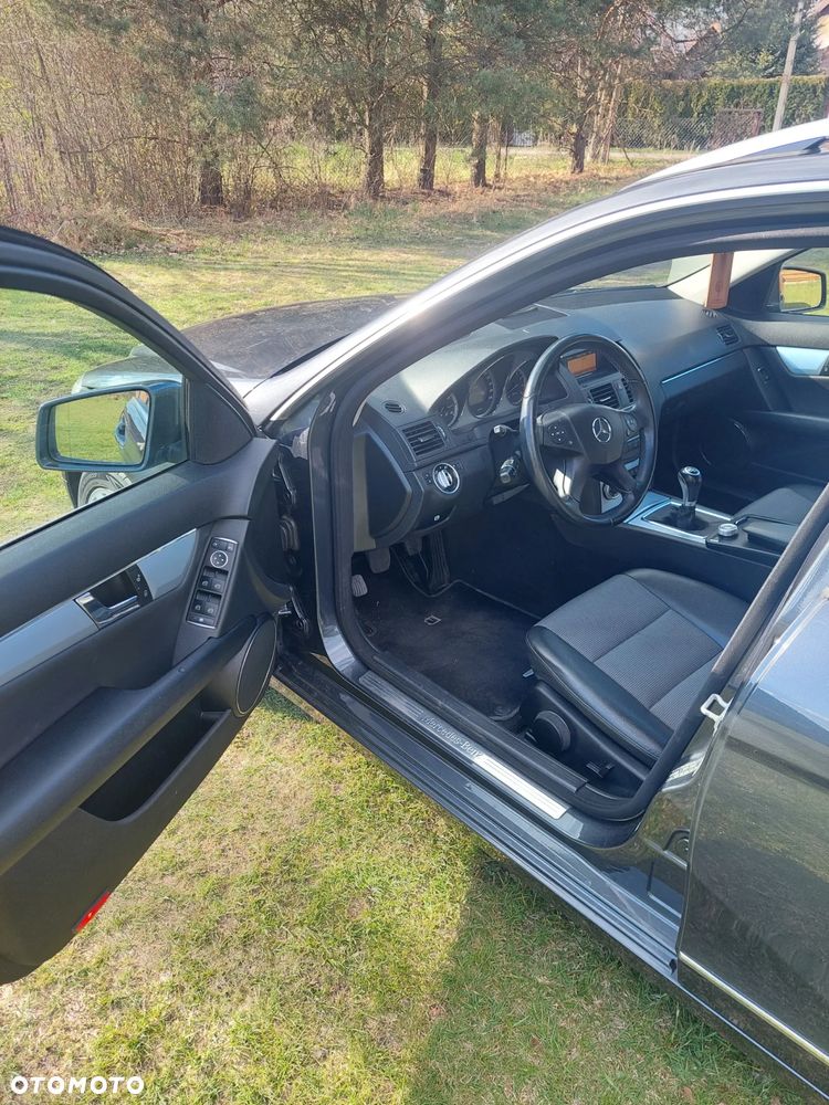 Mercedes-Benz Klasa C 180 CGI BlueEFFICIENCY Avantgarde - 9