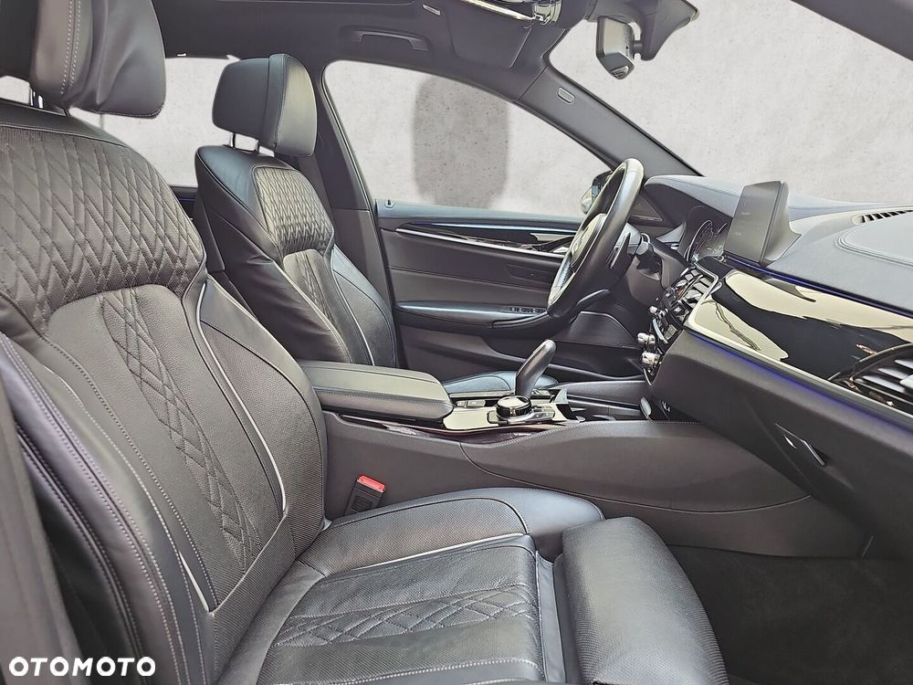 BMW Seria 5 M550i xDrive - 22