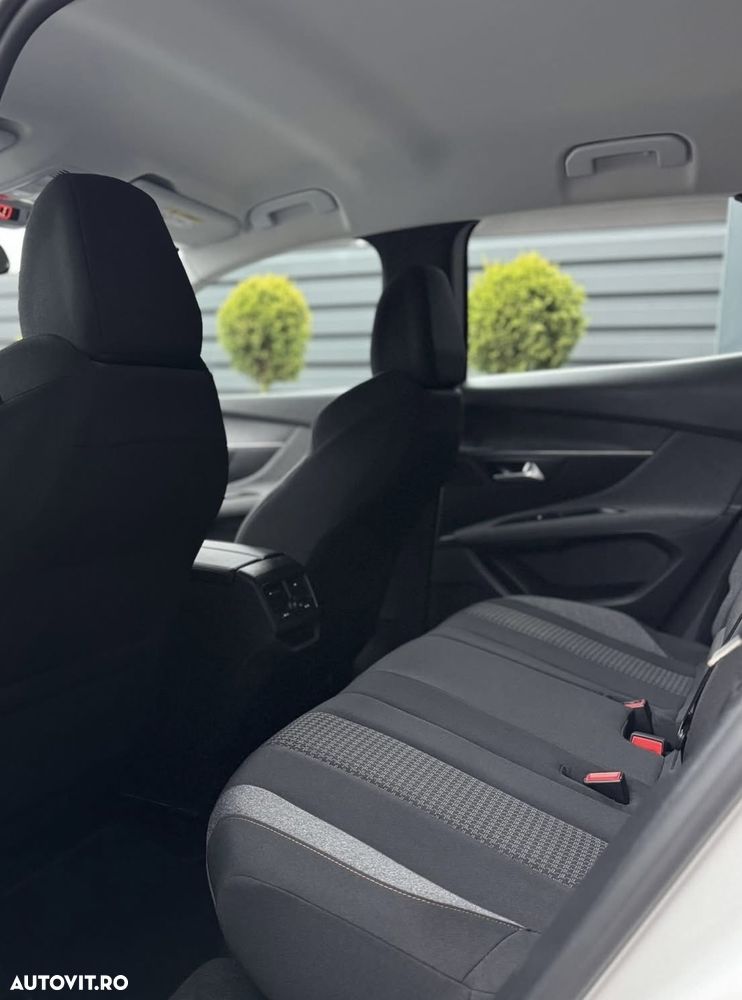 Peugeot 3008 1.2 PureTech Turbo S&S Allure - 17