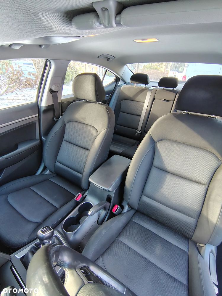 Hyundai Elantra 1.6 Comfort - 10