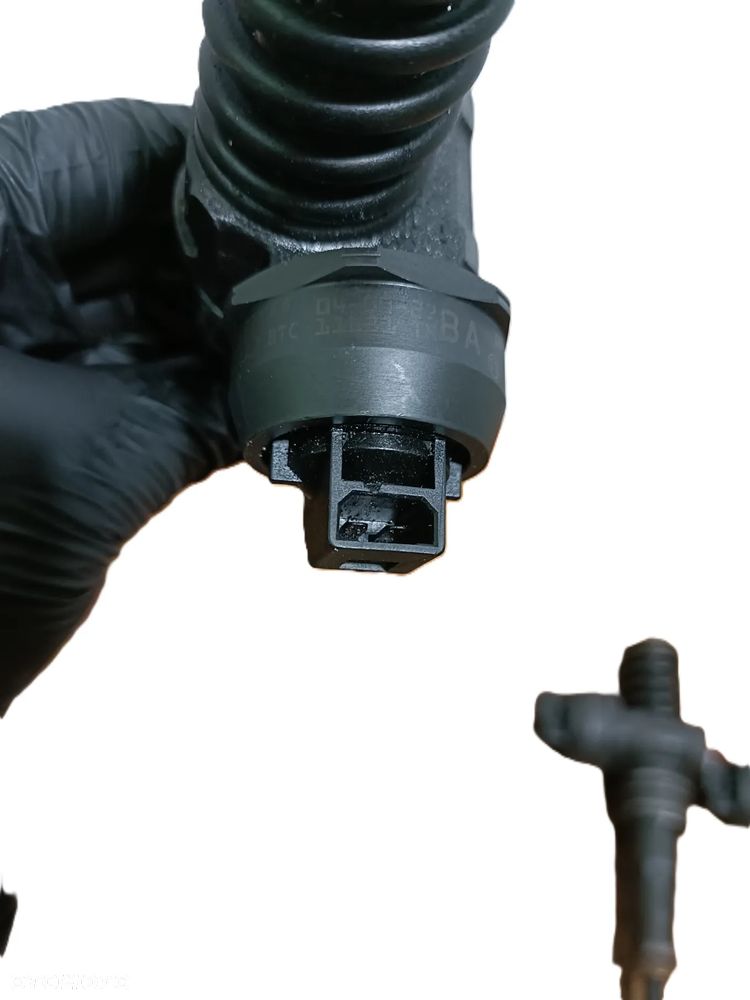 * VOLKSWAGEN GOLF V 03-09 r. 1,9 TDI POMPOWTRYSK wtryskiwacz 0414720215 - 2