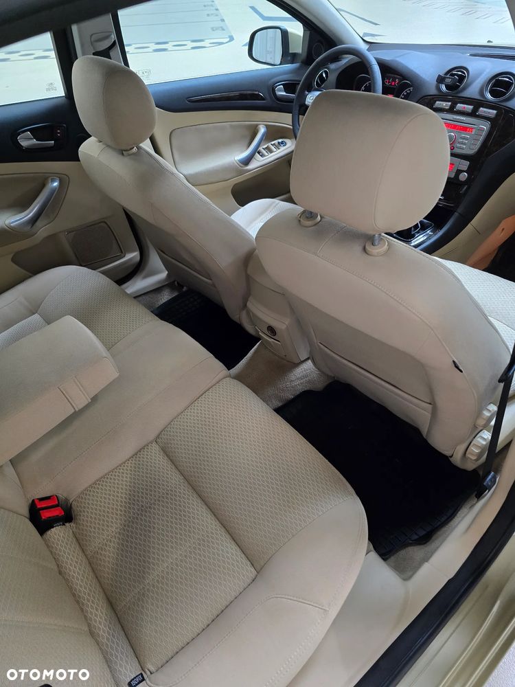 Ford Mondeo 2.0 Ghia - 10