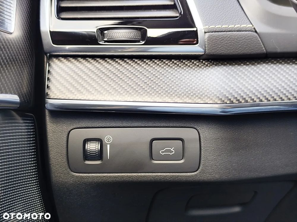 Volvo XC 90 D5 SCR AWD R-Design 7os - 28