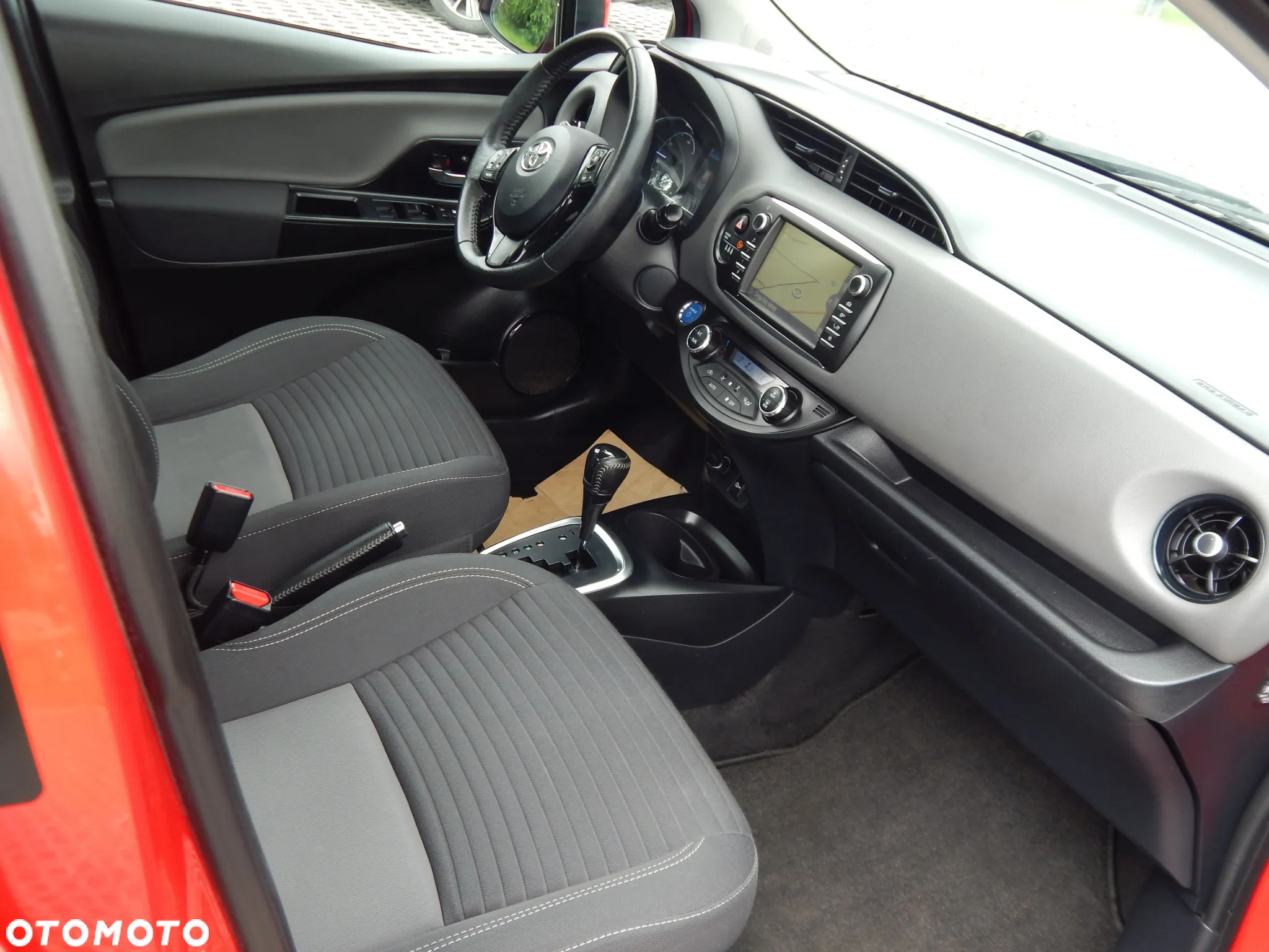 Toyota Yaris Hybrid 100 Premium - 14