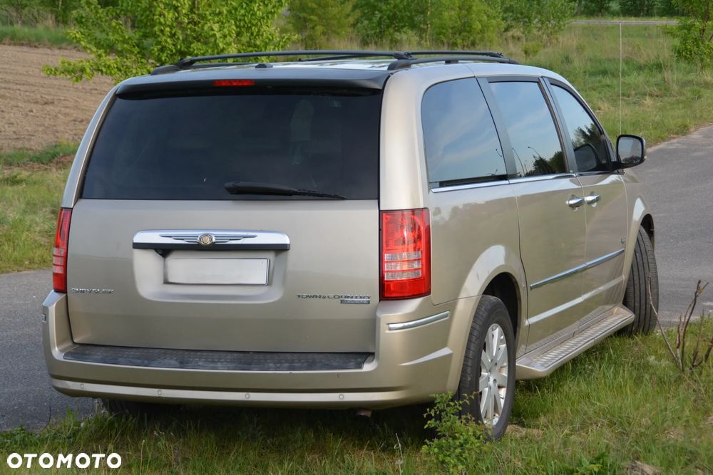 Chrysler Town & Country - 4