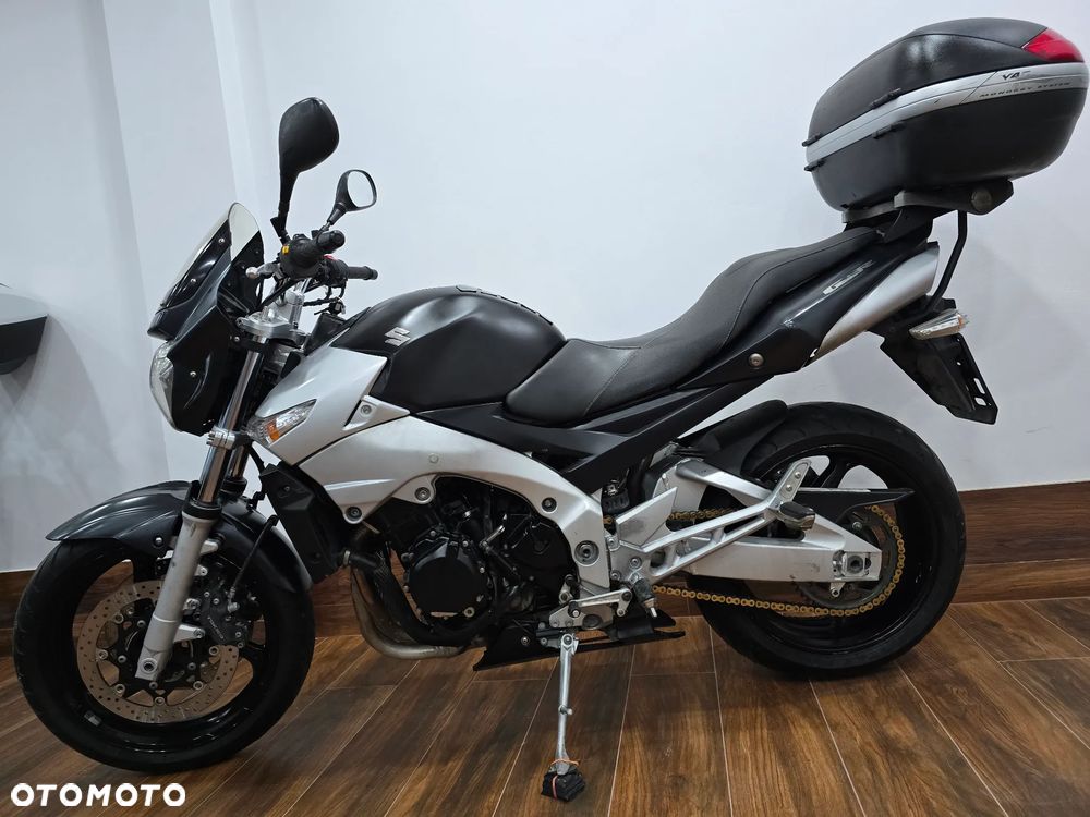 Suzuki GSR - 9