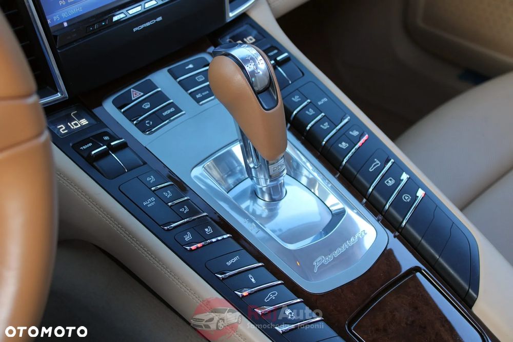 Porsche Panamera Turbo PDK - 19