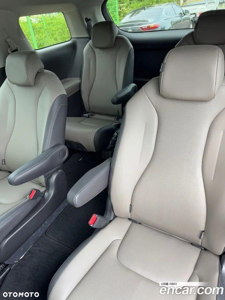 Kia Carnival - 10