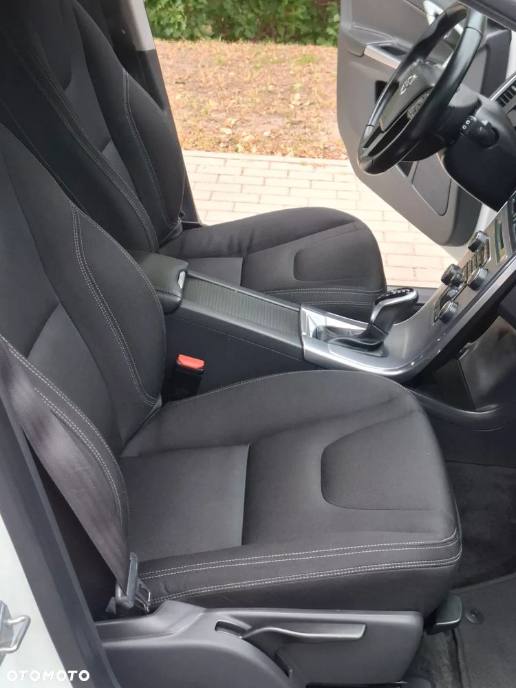 Volvo XC 60 D3 Drive-E R-Design Kinetic - 16