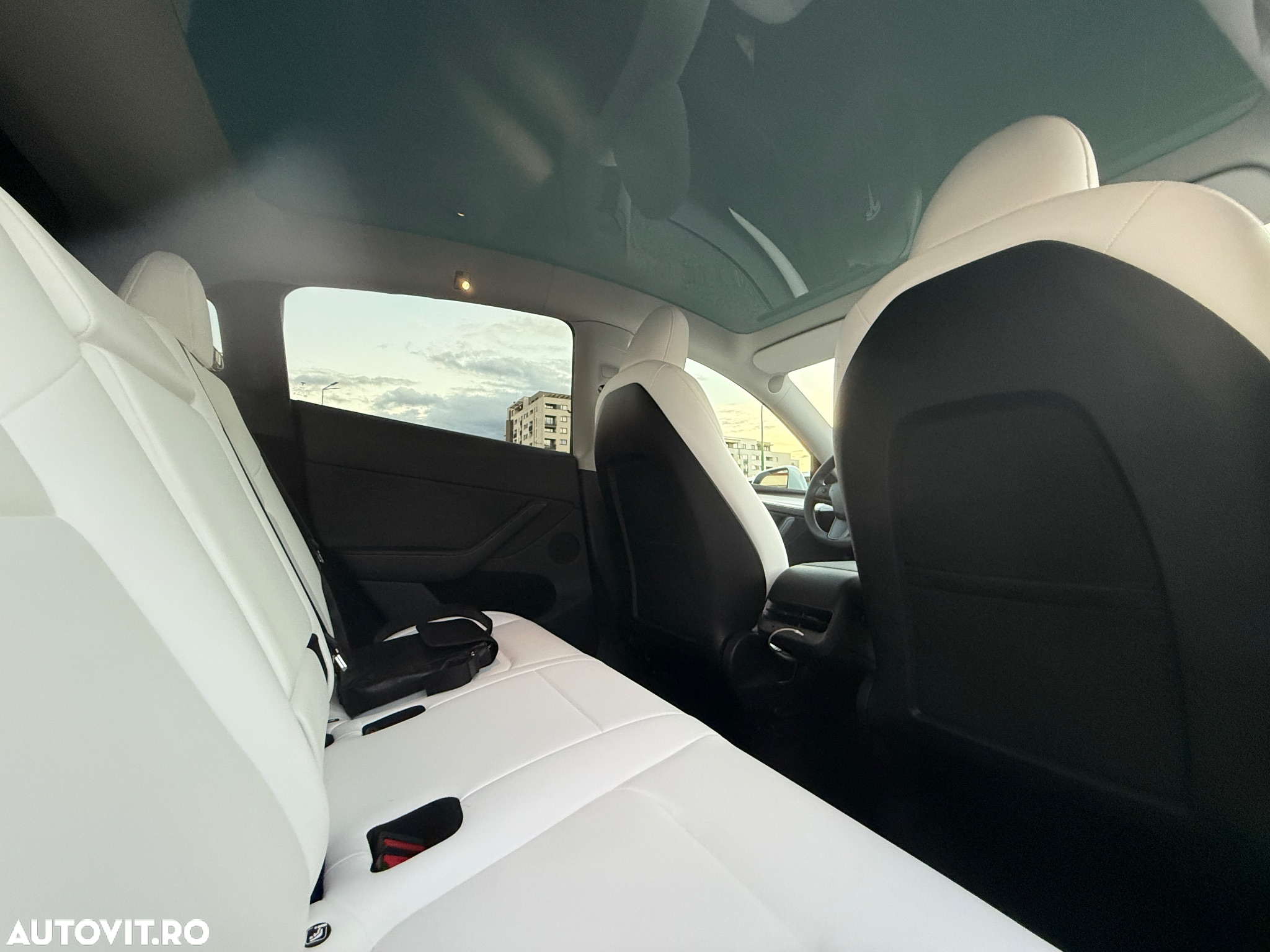 Tesla Model Y Long Range Dual Motor AWD - 14