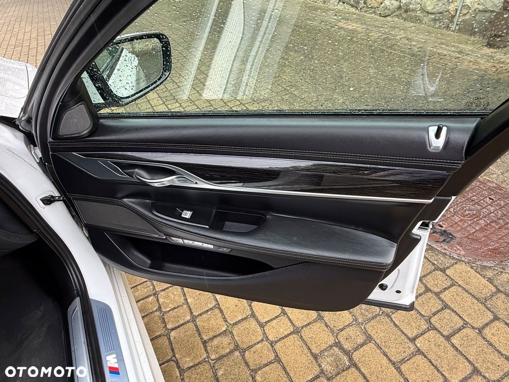 BMW Seria 7 750Li xDrive - 31