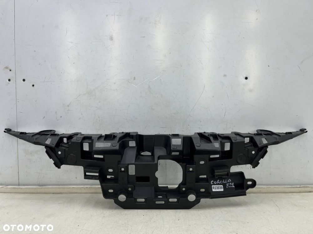 Pas przedni Toyota Corolla E21 XII 18r.- ślizg środkowe mocowanie górne atrapy zderzaka 53114-02530 - 1