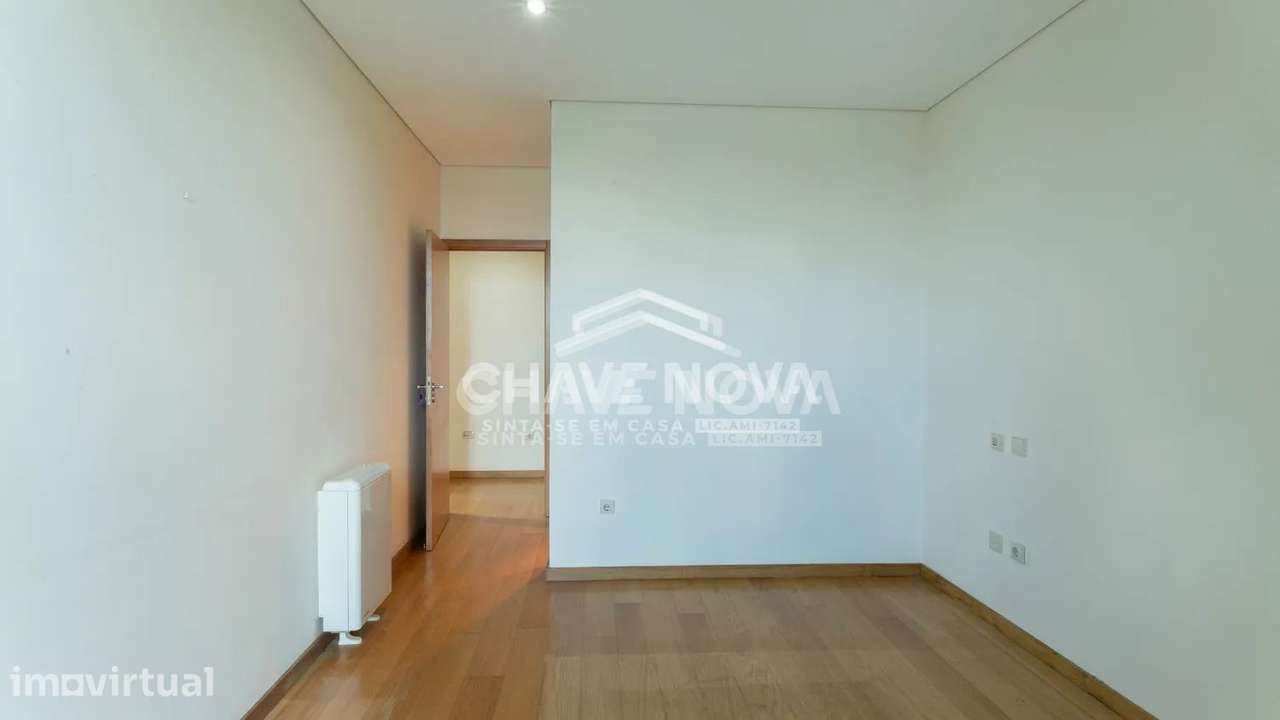 Apartamento T2 c/ Garagem Box em Santa Marinha (Gaiashopping) - Grande imagem: 4/27