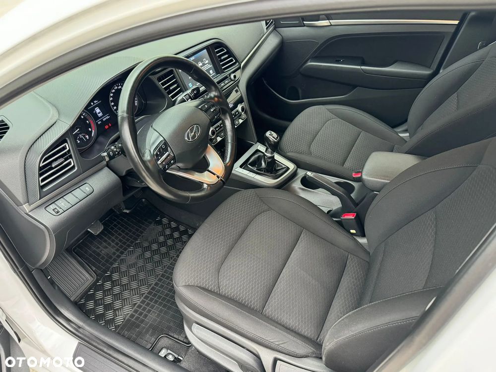 Hyundai Elantra 1.6 Comfort - 11