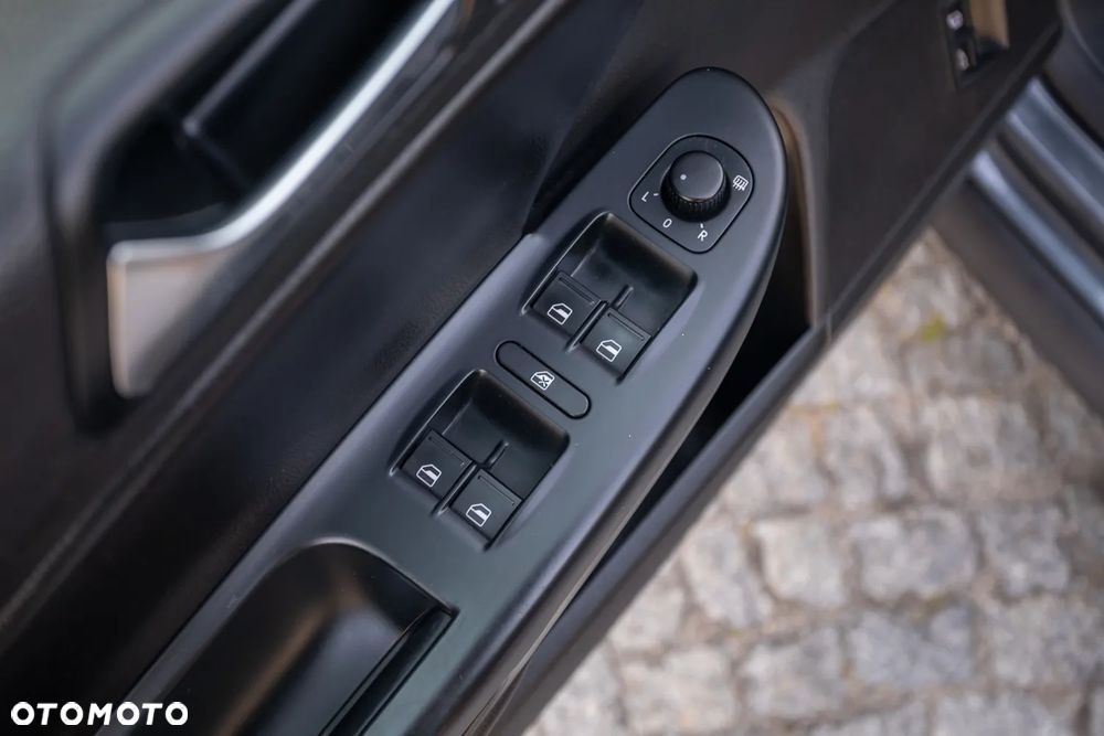 Volkswagen Passat 2.0 TDI Highline - 28