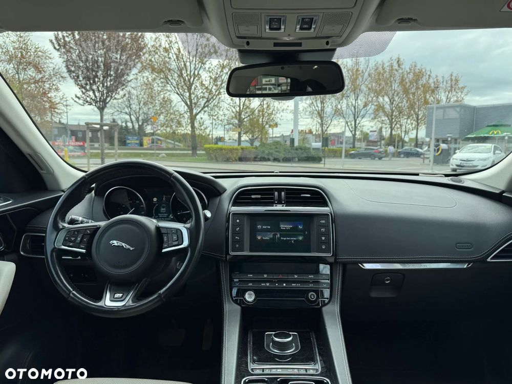 Jaguar F-Pace 20d AWD R-Sport - 17