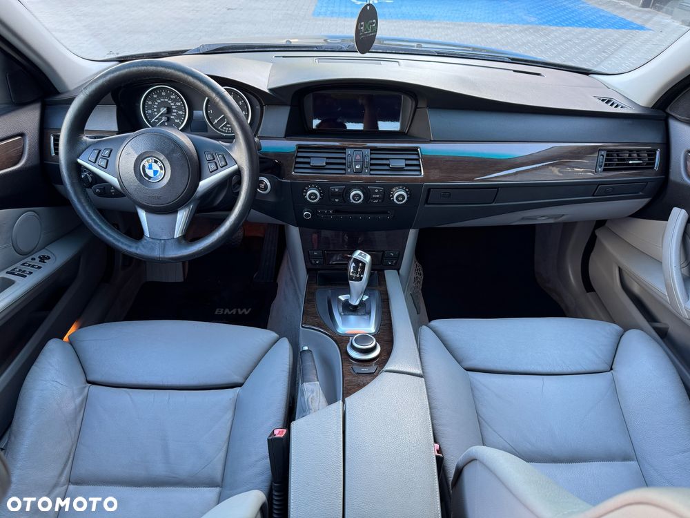 BMW Seria 5 550i Sport-Aut - 23