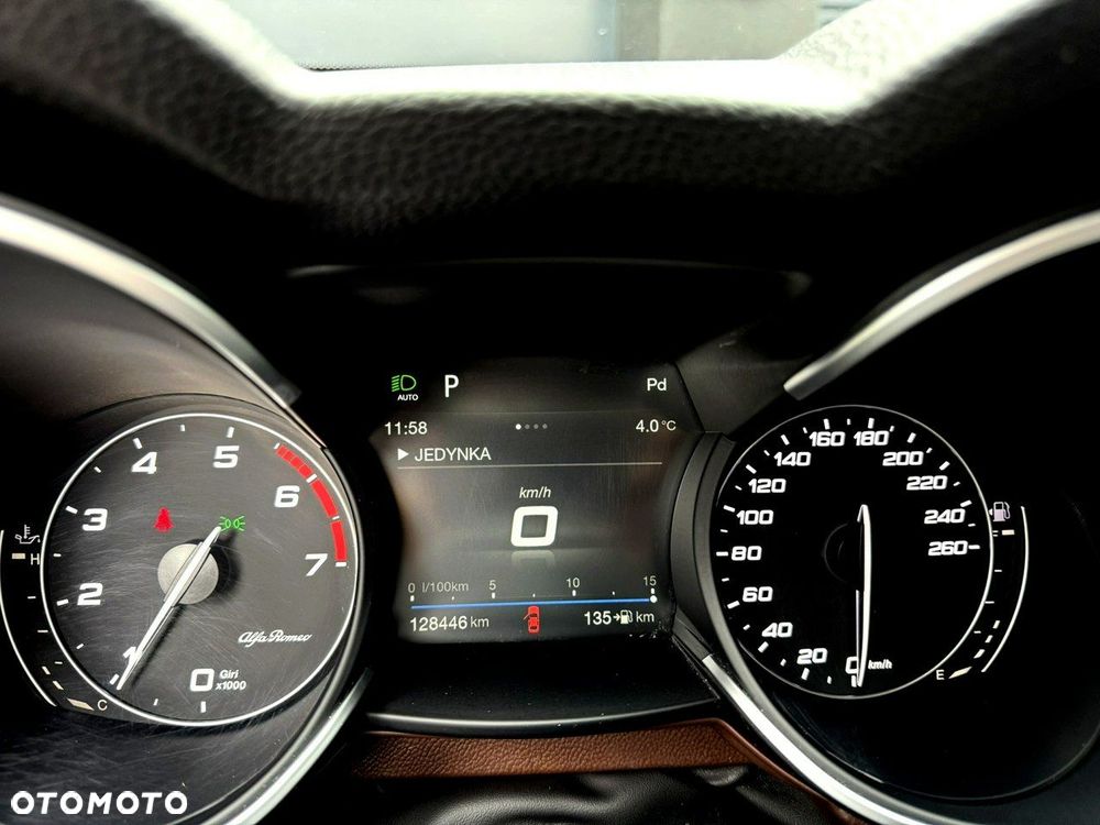 Alfa Romeo Stelvio - 16