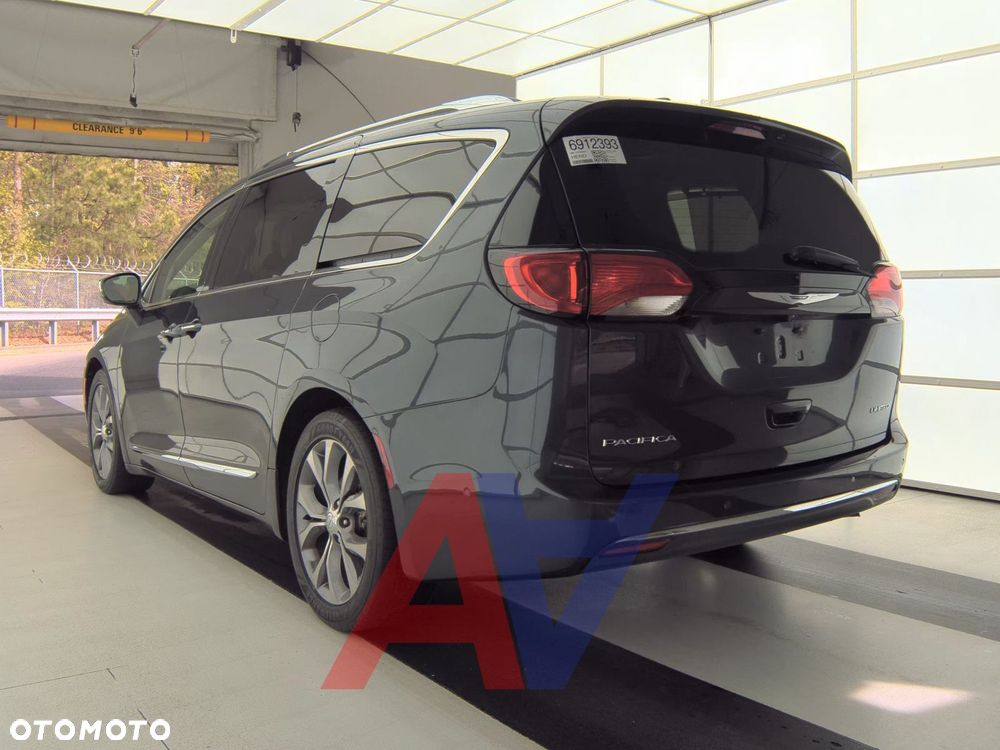 Chrysler Pacifica - 4