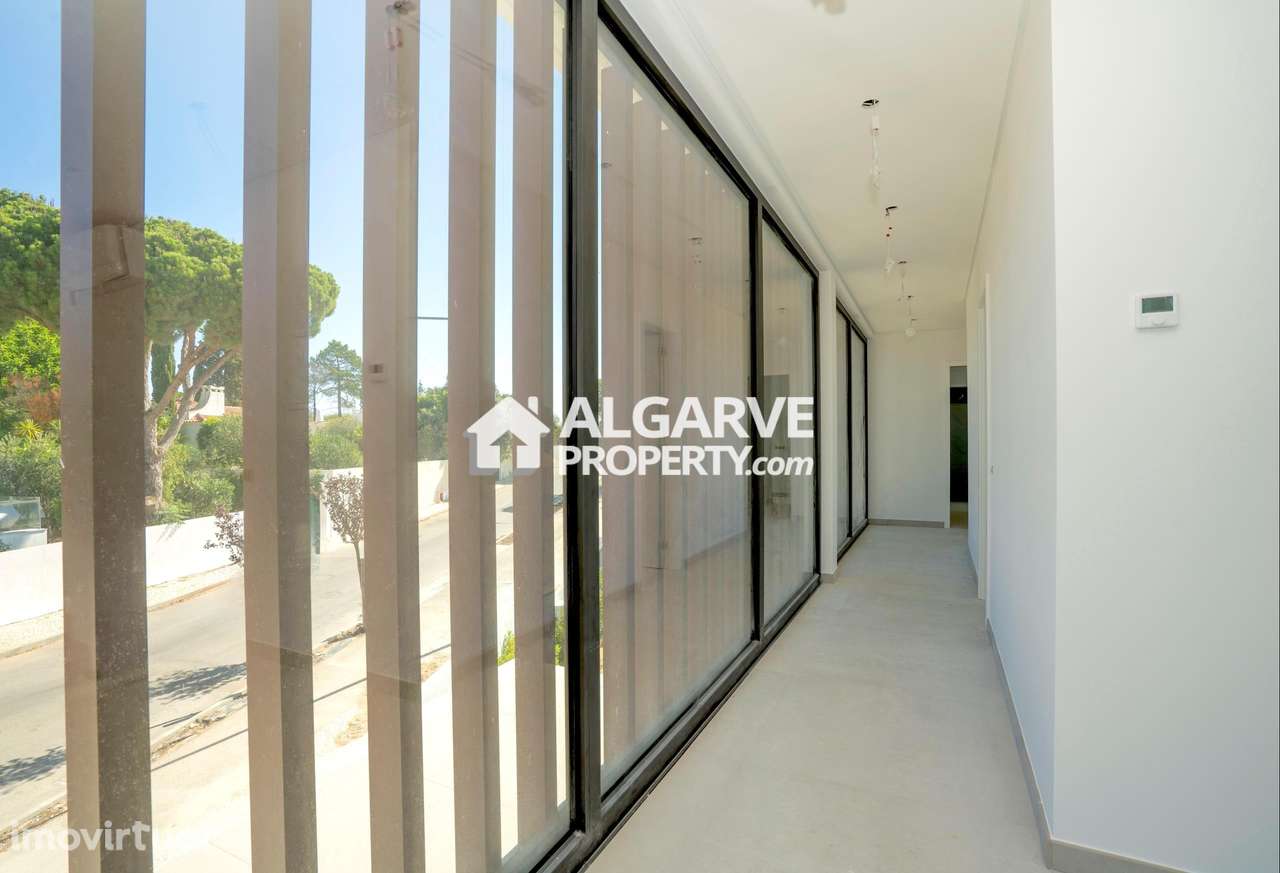 Moradia V4 de estilo contemporâneo a estrear perto da Praia em Albufei - Grande imagem: 4/47