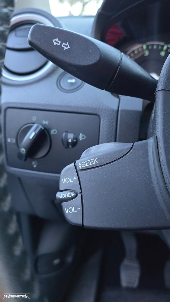 Ford Fiesta 1.25 Ghia - 11