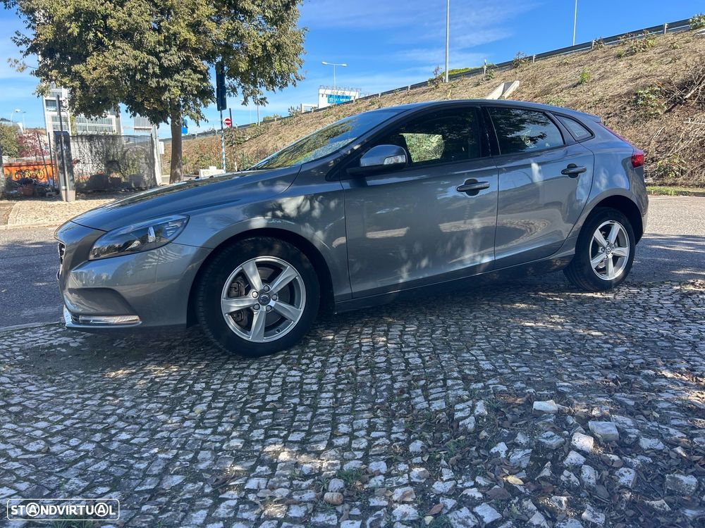 Volvo V40 2.0 D2 Momentum Geartronic - 1
