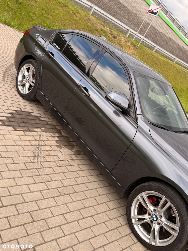 BMW Seria 3 330i xDrive - 4