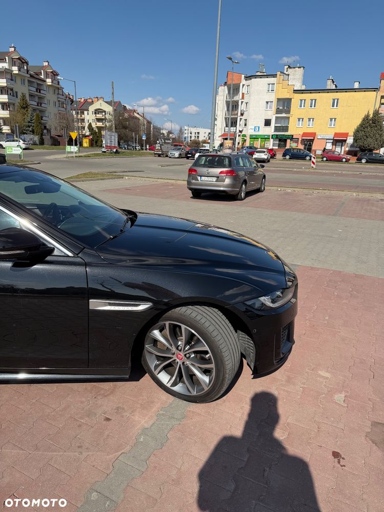 Jaguar XE 2.0 D180 R-Dynamic S - 17