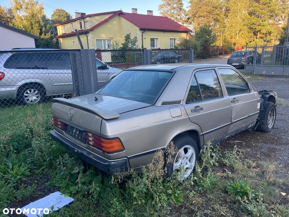 Mercedes-Benz W201 (190) - 4